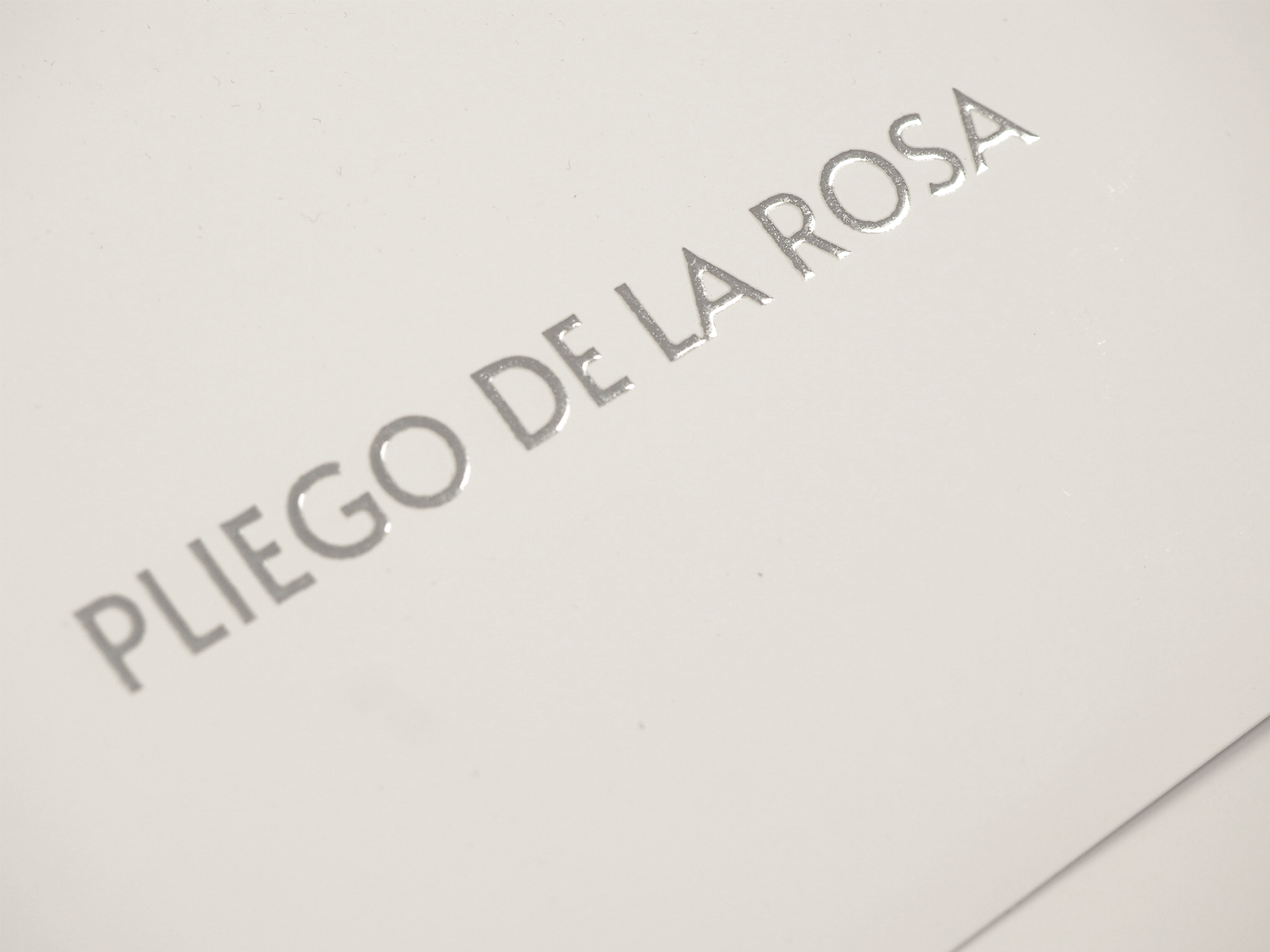 Primer plano de detalles del embalaje y accesorios de lujo de Pliego De La Rosa, enfatizando cuidado y presentación exclusiva