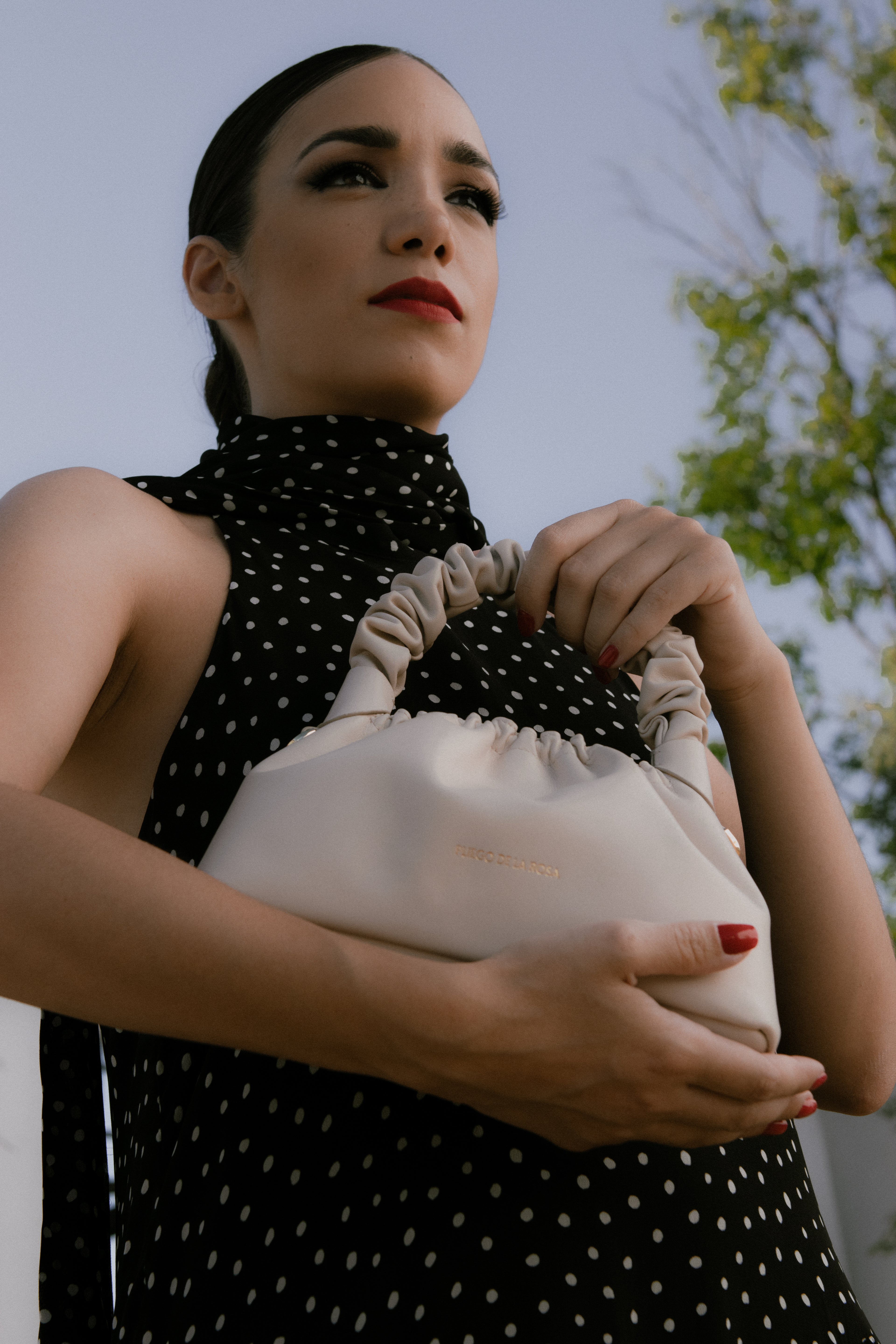 Modelo con bolso de piel de lujo hecho en españa pliego de la rosa hecho en ubrique diseño exclusivo