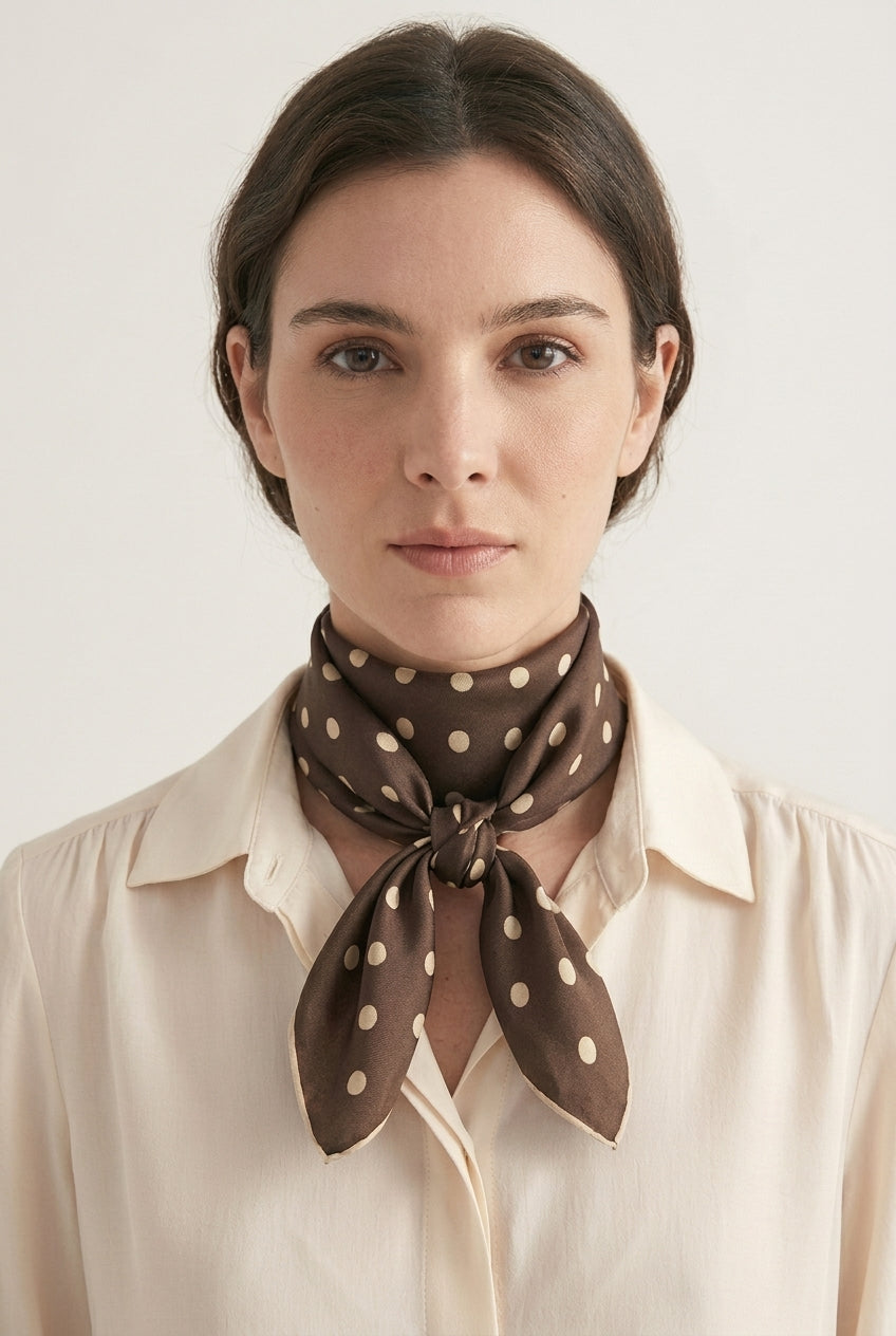 Pañuelo de seda twill de lunares en color chocolate