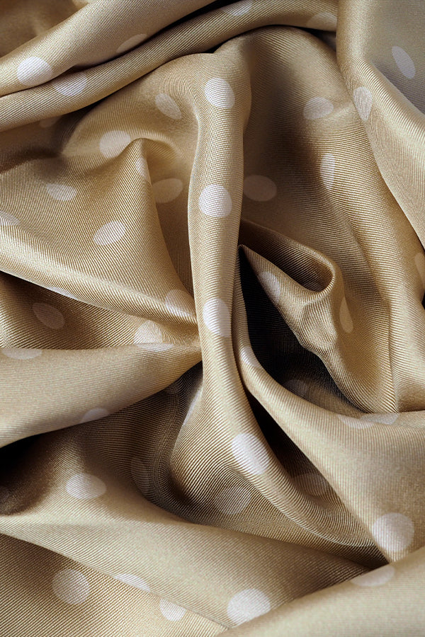 Detalle del pañuelo de seda twill de lunares en color champagne