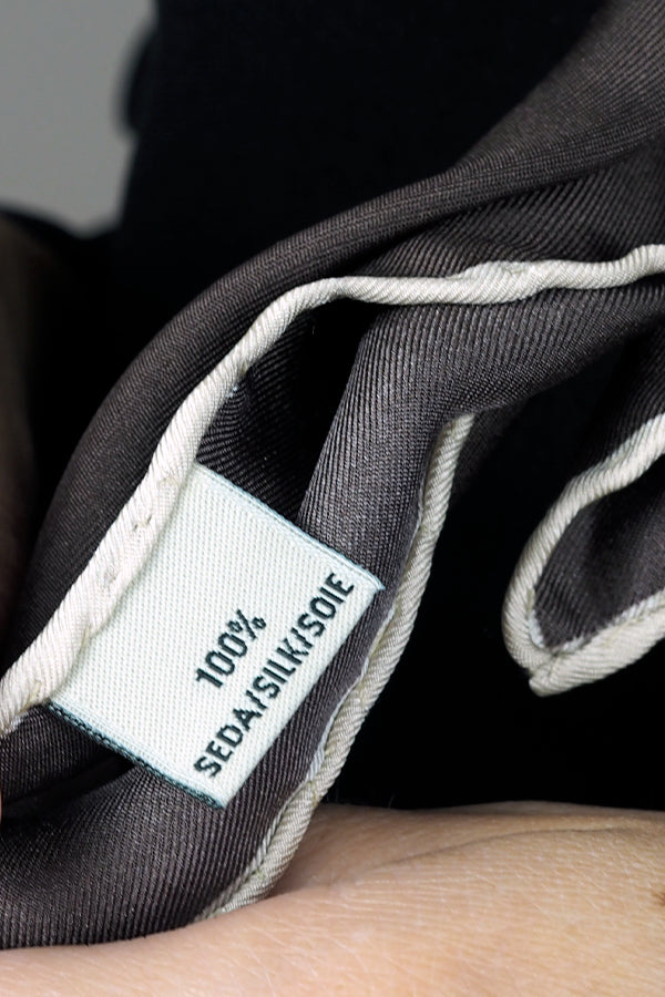 Detalle del twill de seda 100 % del pañuelo de lunares negro hecho en España