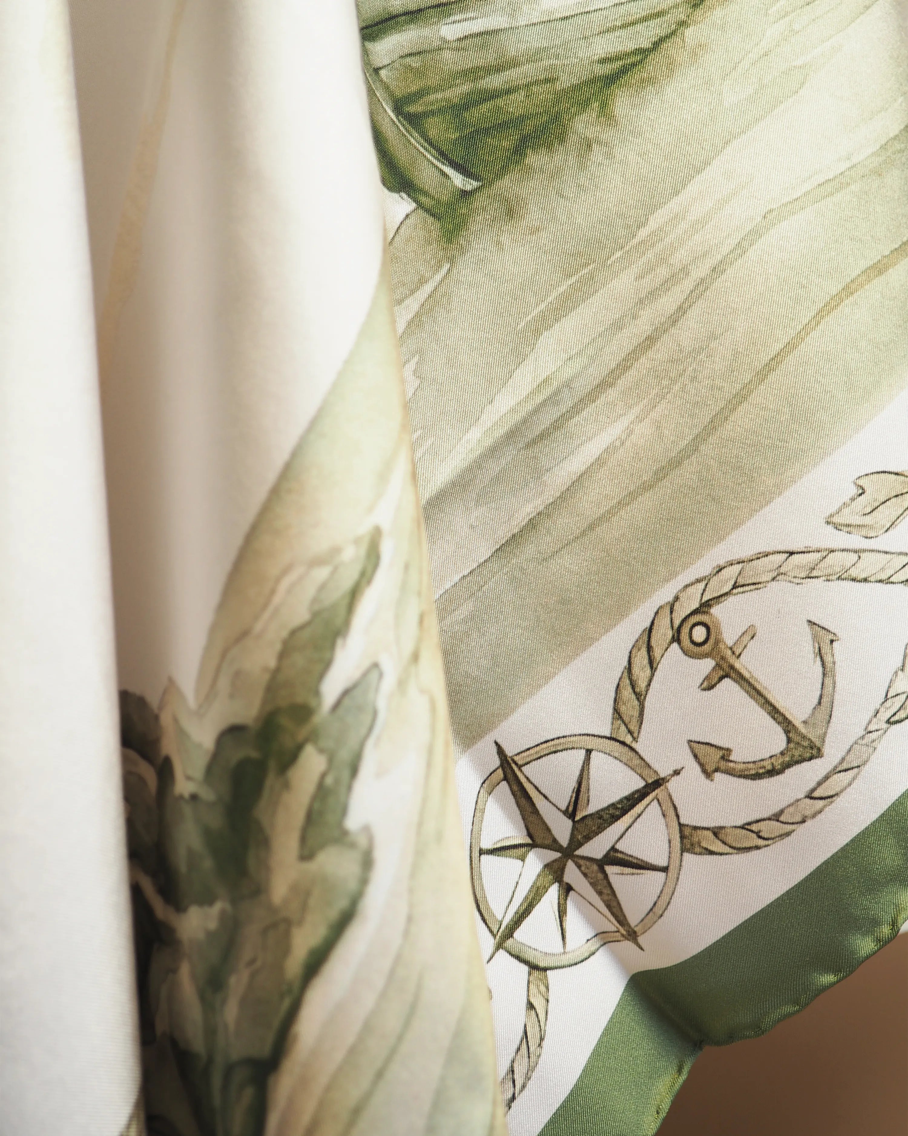 Archivo 1996 "Fondeo" –  Pañuelo de seda twill tono verde - PLIEGO DE LA ROSA