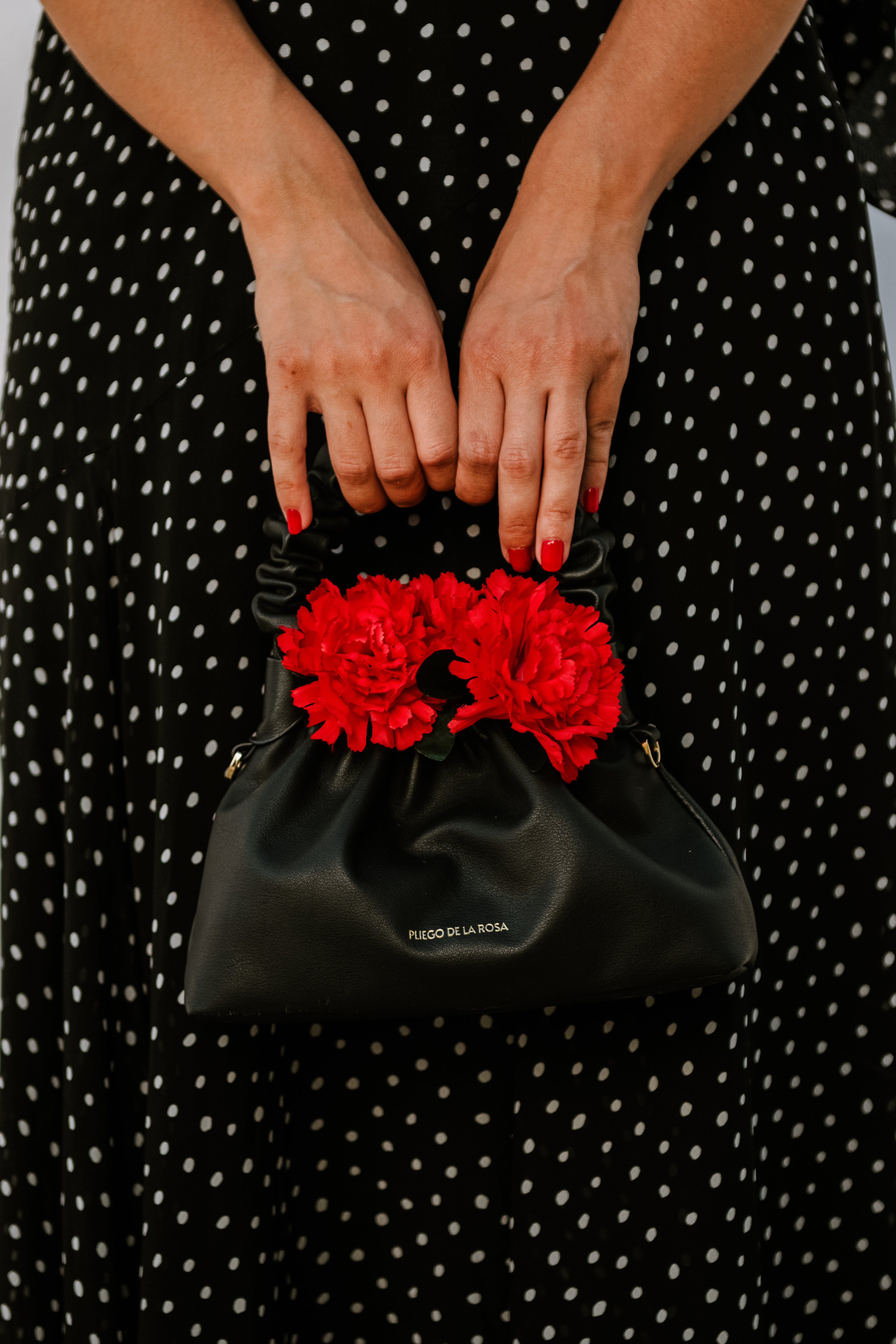 Bolso de lujo de piel hecho a mano en Ubrique por Pliego De La Rosa, diseño artesanal exclusivo, elegante y atemporal