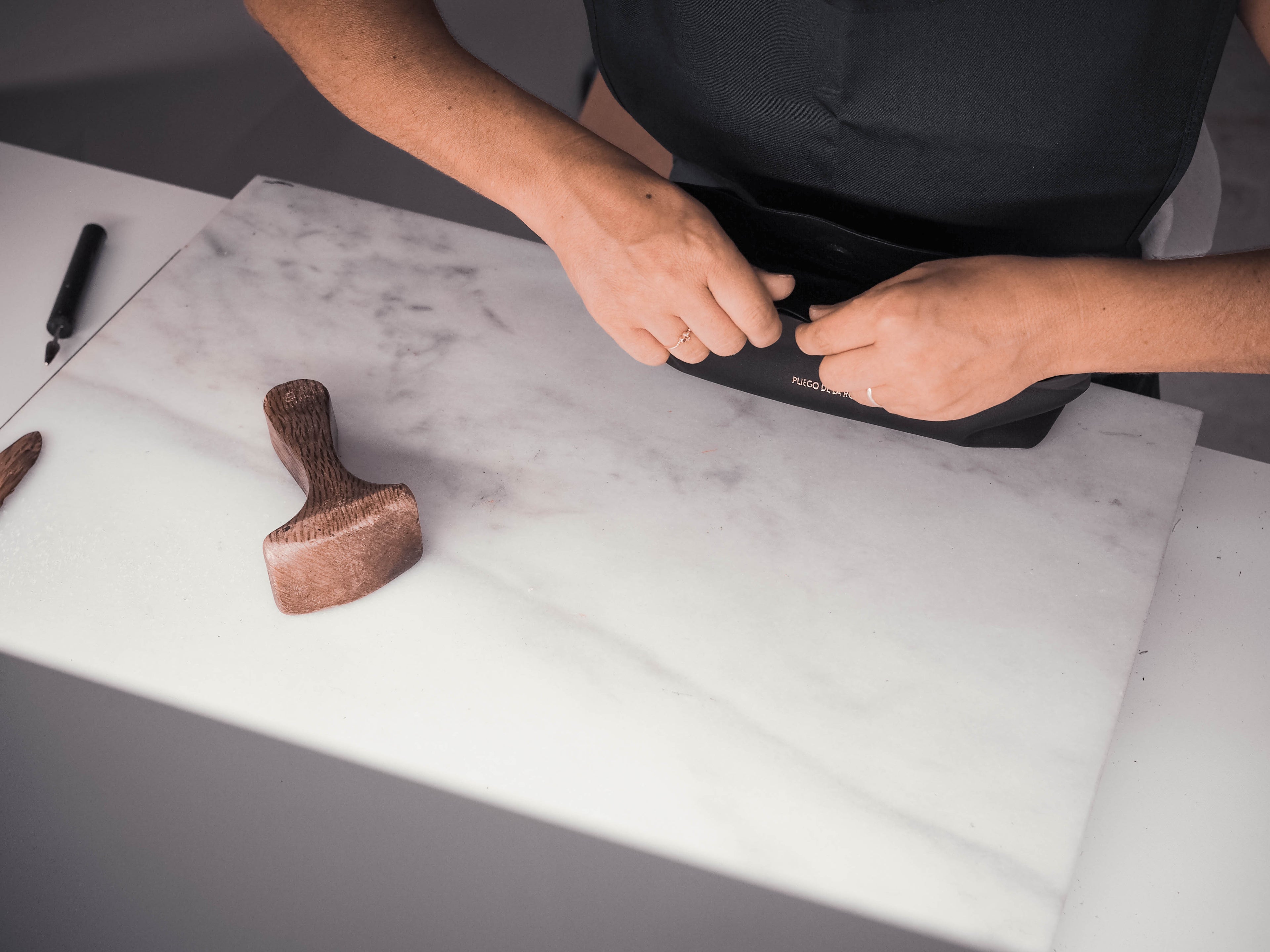 aller cosido y montaje a mano por artesanos de Ubrique – Pliego De la Rosa. Elaborado a mano bolso de piel de lujo pliego de la rosa 