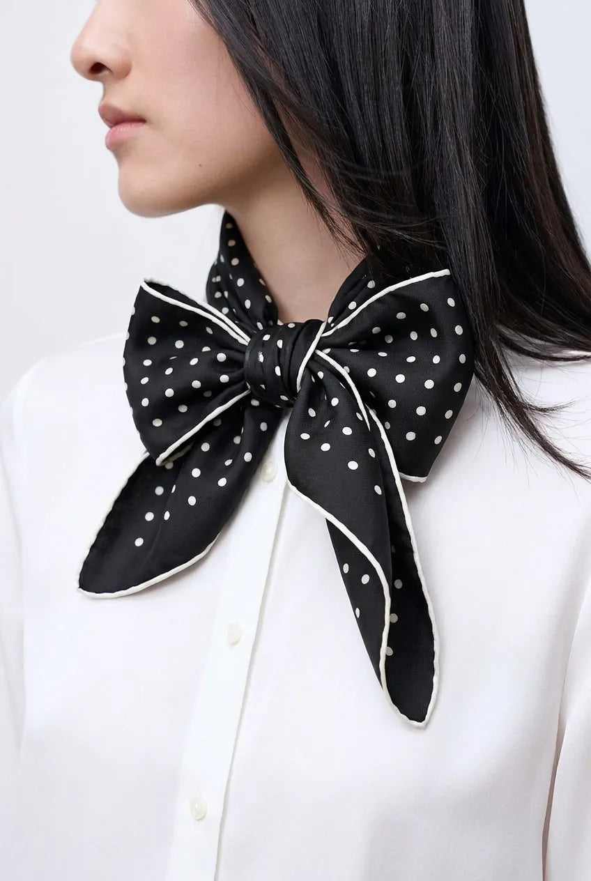 Pañuelo de seda negro de lunares de estilo flamenco
