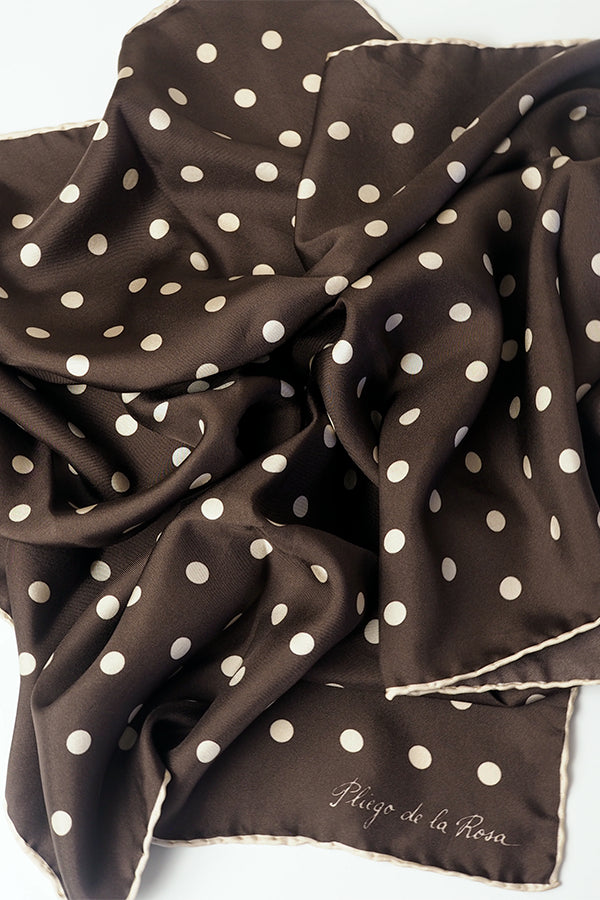 Pañuelo de seda de lunares chocolate hecho a mano en España