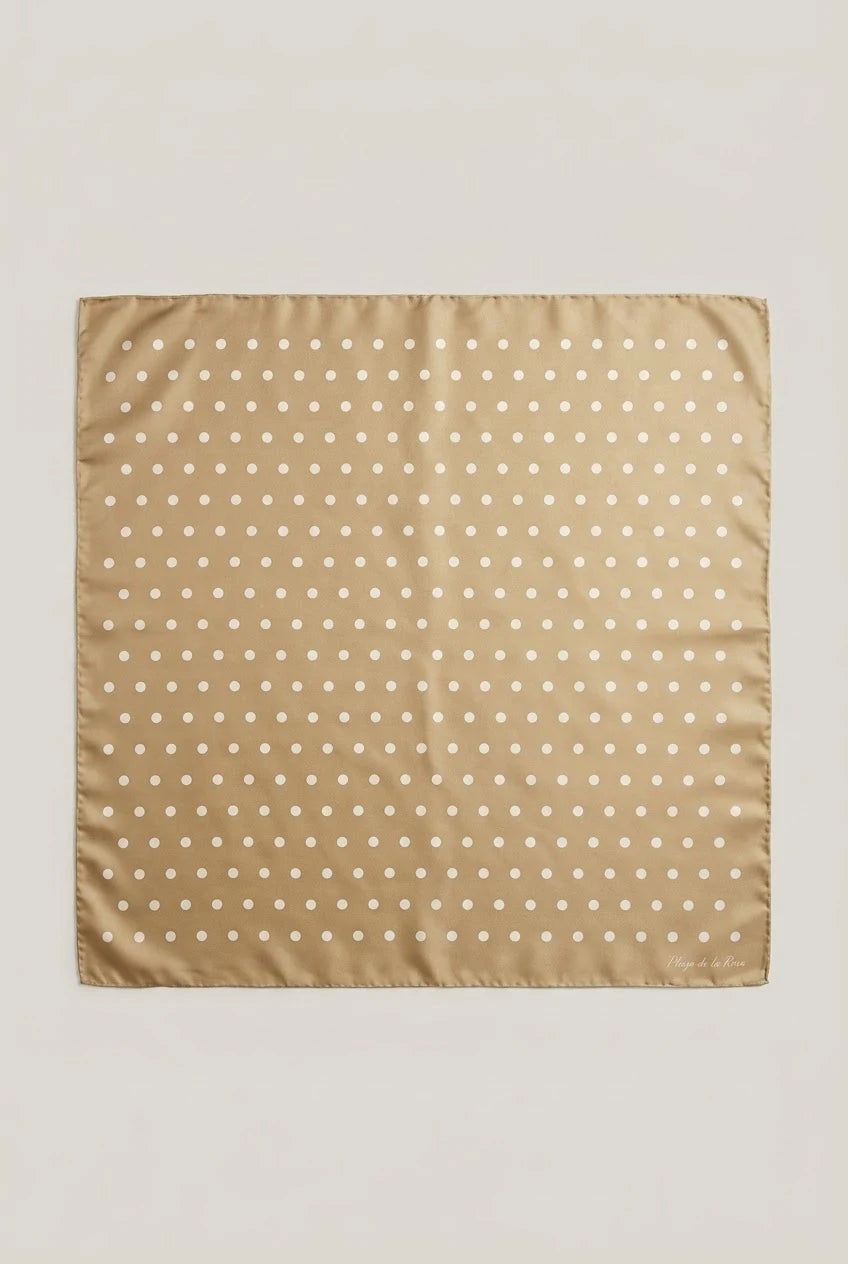 Pañuelo de seda Solera champagne de lunares 70x70 cm – Pliego de la Rosa