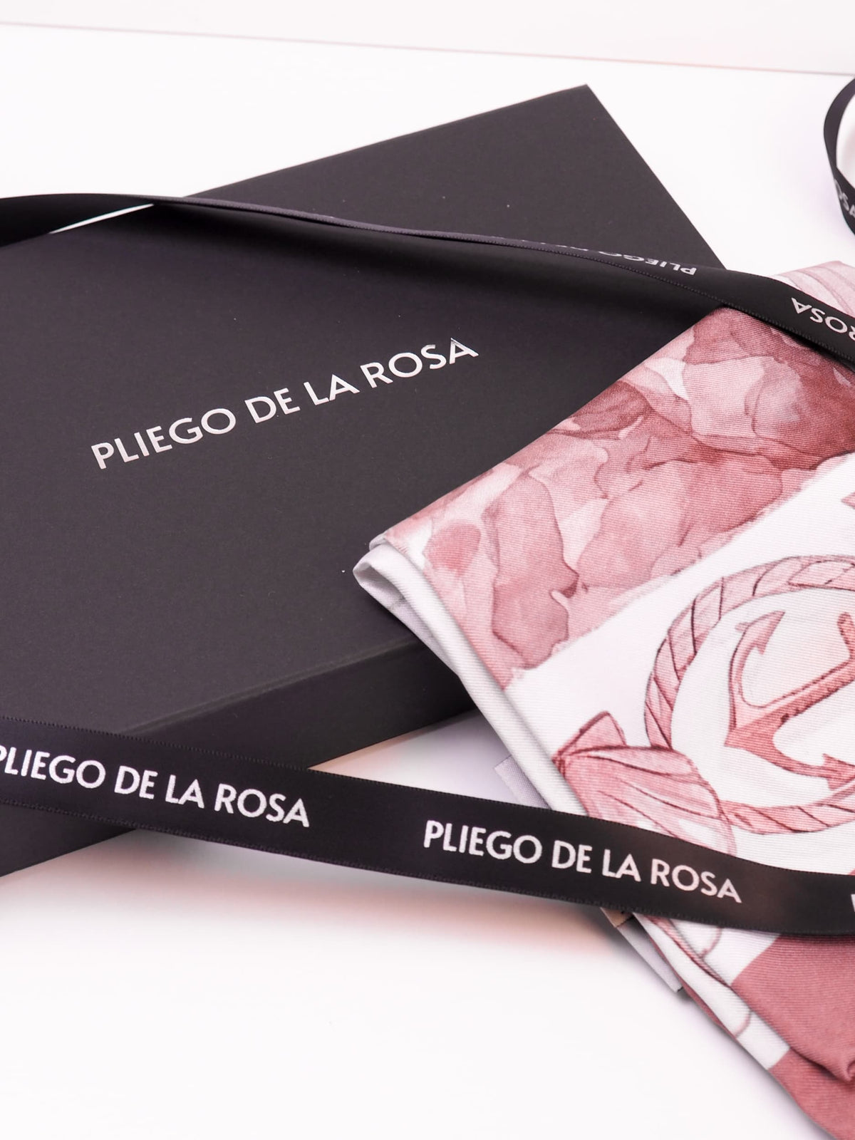 Archivo 1996 "Fondeo" –  Pañuelo de seda twill  rosado