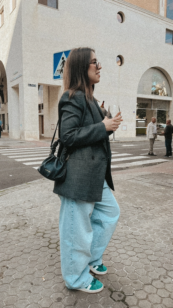 Clienta de Pliego de la Rosa con bolso de piel en la ciudad