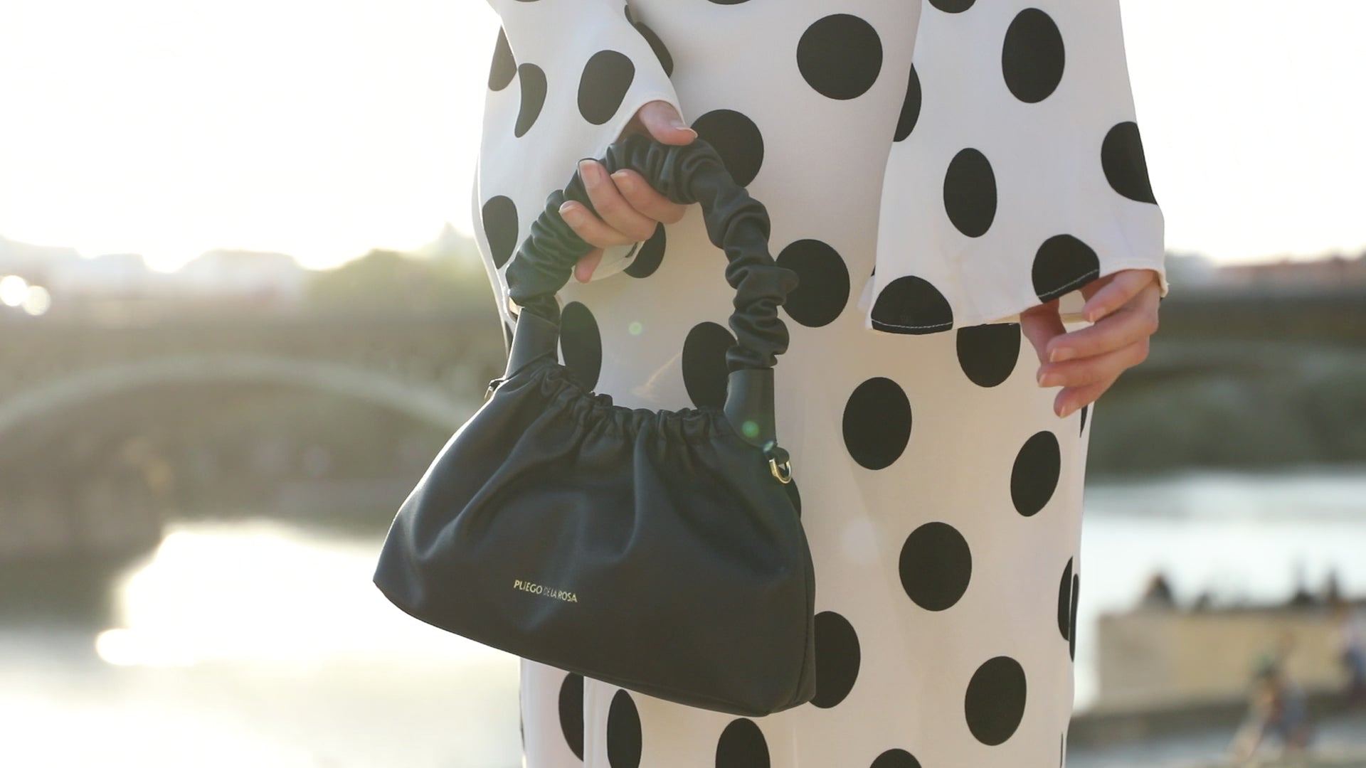 VIDEO HERO BOLSO MINI TANGO BLACK EDITION BOLSO PIEL DE NAPA DE VACUNO HECHO EN ESPAÑA BOLSO DE LUJO ESPAÑOL 